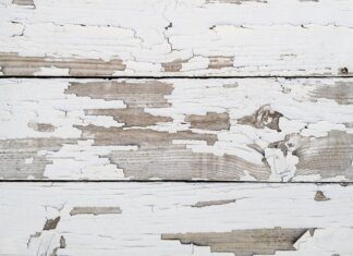 ทาสีทับไม้เก่า ต้องเอาอะไรออกบ้าง ? ทาสีทับไม้เก่า