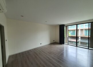 รีวิว ลอกวอลเปเปอร์ ทาสีใหม่ โครงการบ้านกลางเมือง 3 ชั้น