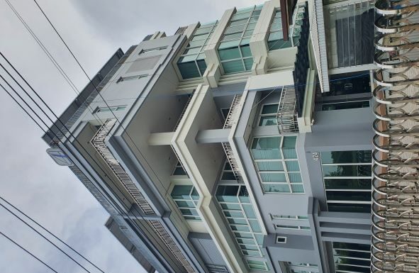 ทาสีออฟฟิศเก่า แก้ไขปัญหาน้ำรั่วยังไงให้หายสนิท